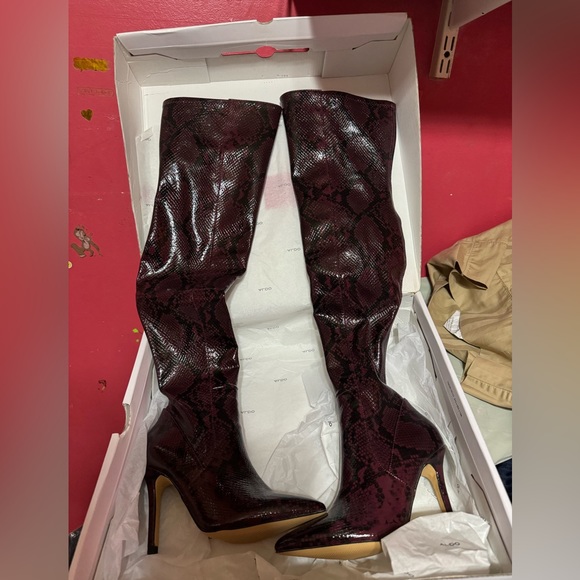 Never worn! Brand new snake synthetic leather. Size 5 - Picture 5 of 6